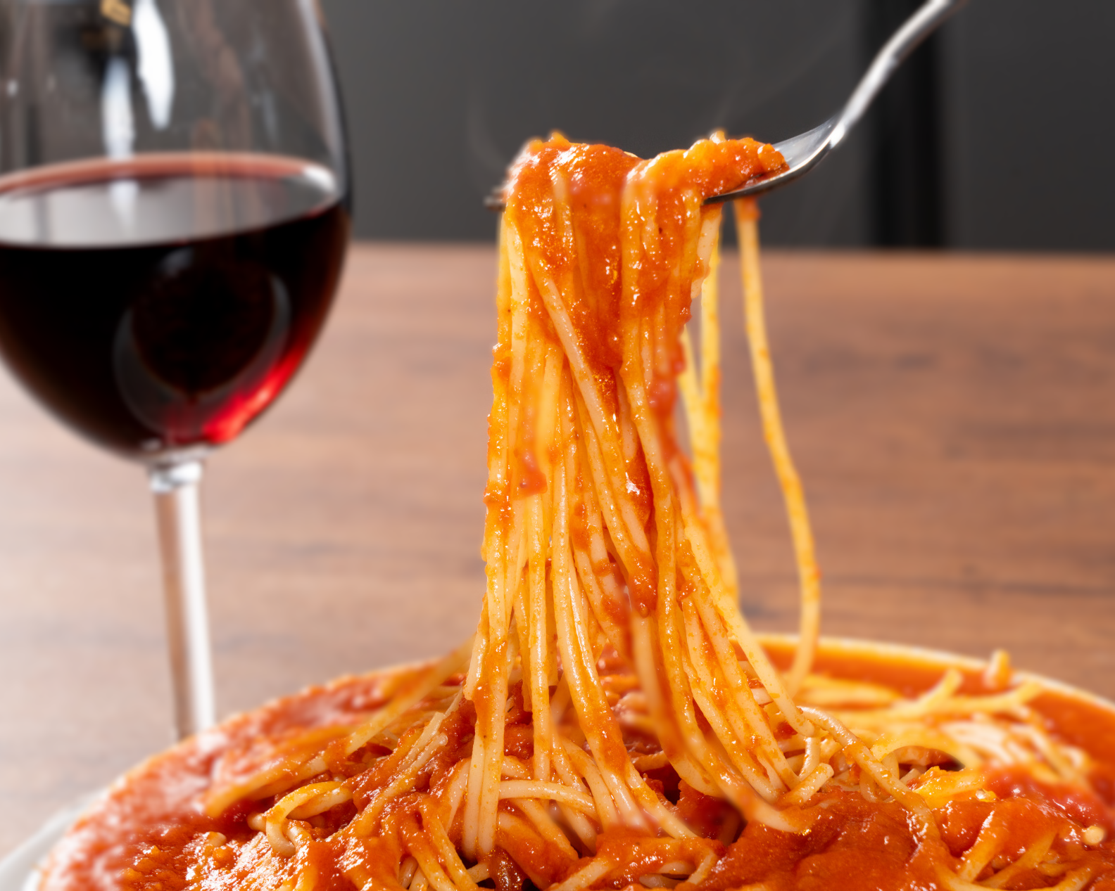 こだわりのトマトパスタは赤ワインとの相性も抜群